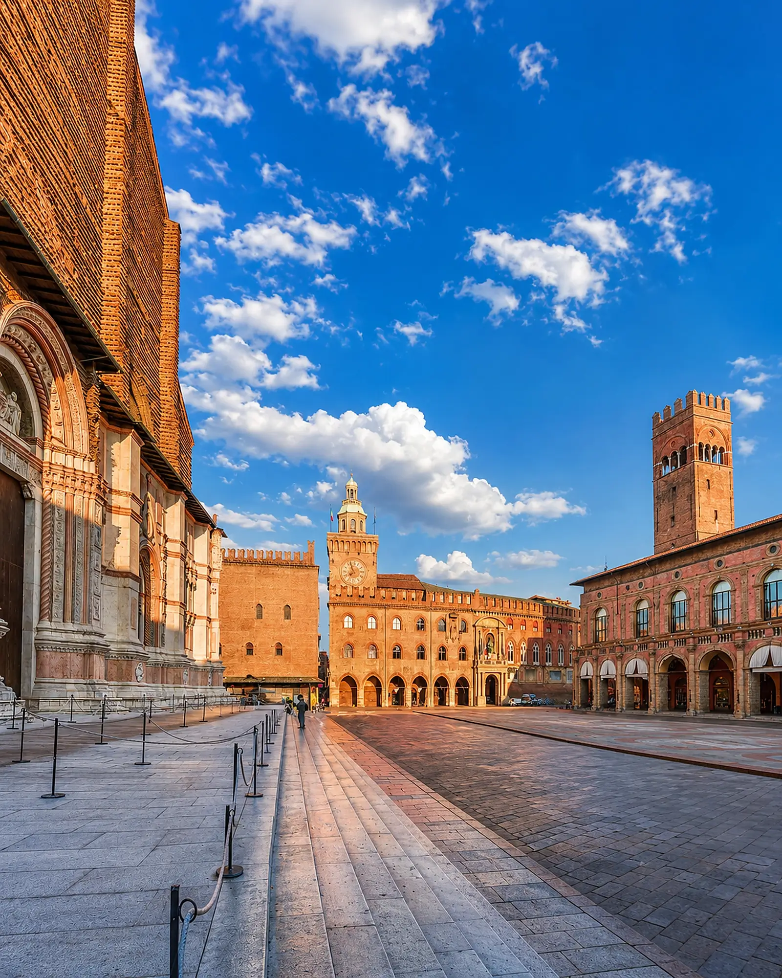 Piazza Verdi e il centro storico di Bologna durante il giorno